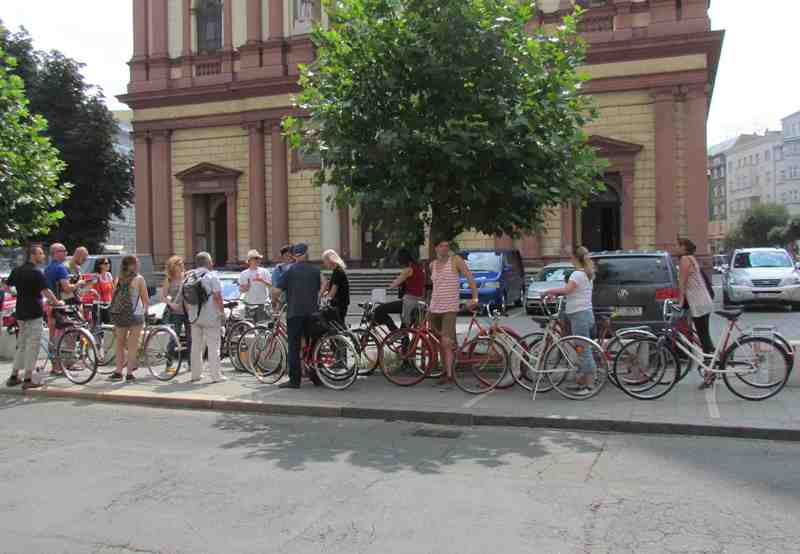 Zahraniční novináři si projeli Ostravu na kolech.  Foto: OER
